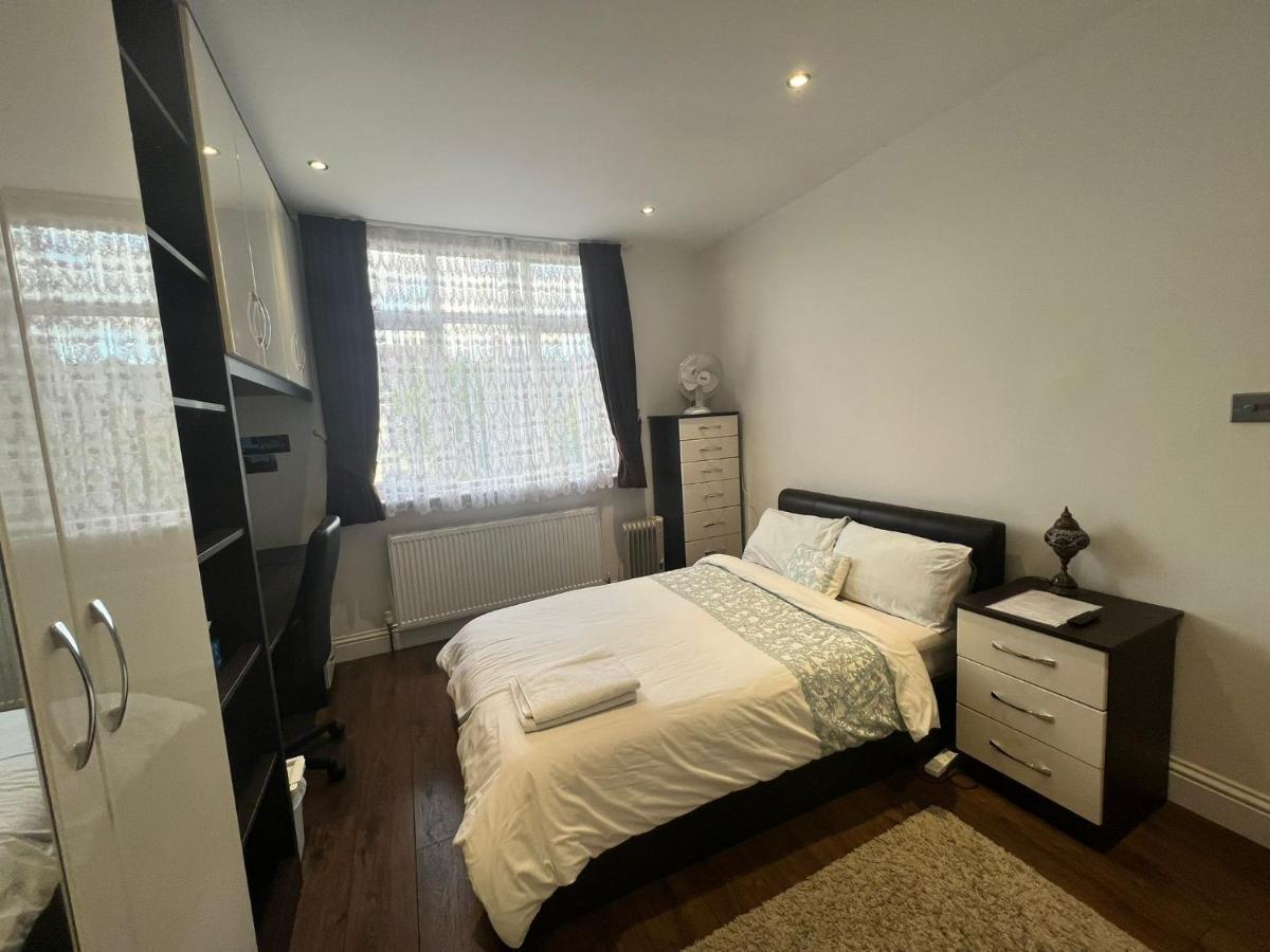 Deluxe Homestay Near Tottenham Hotspur Stadium ลอนดอน ภายนอก รูปภาพ